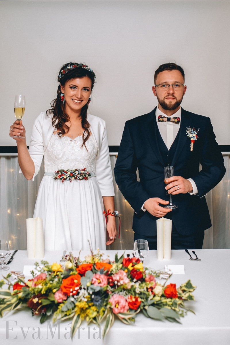 Spokojná nevesta vo svadobných šatách zo svadobného salónu EvaMária Sereď