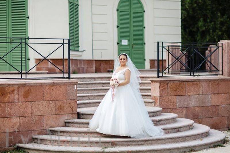 Spokojná nevesta vo svadobných šatách zo svadobného salónu EvaMária Sereď