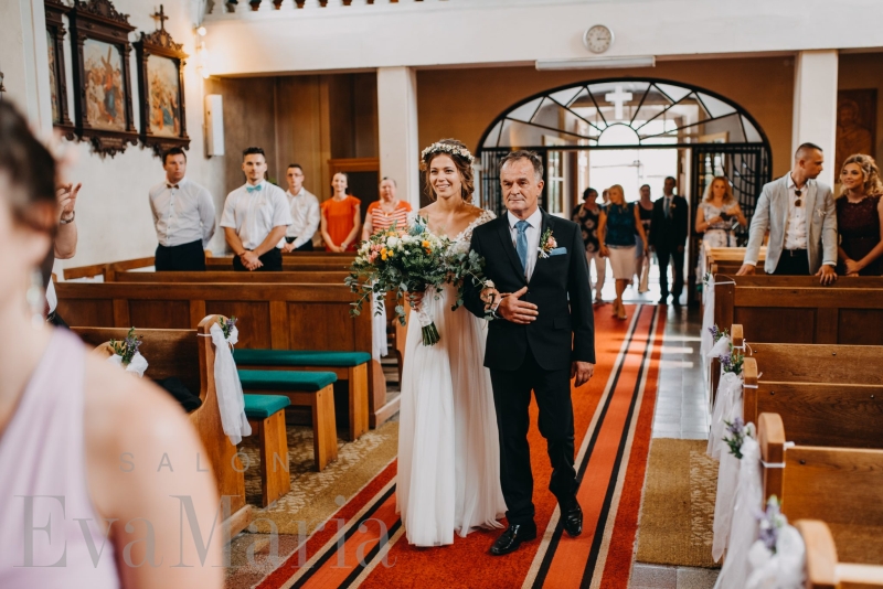 Spokojná nevesta vo svadobných šatách zo svadobného salónu EvaMária Sereď