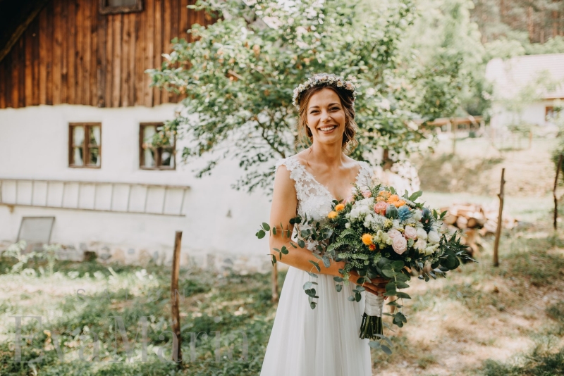 Spokojná nevesta vo svadobných šatách zo svadobného salónu EvaMária Sereď