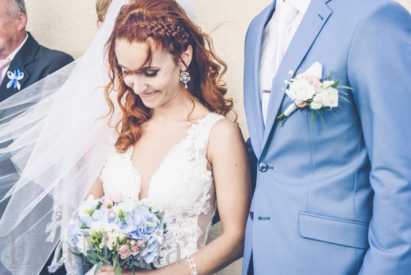 Spokojná nevesta vo svadobných šatách zo svadobného salónu EvaMária Sereď