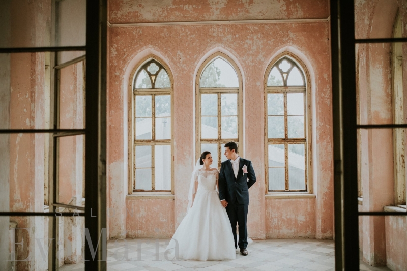 Spokojná nevesta vo svadobných šatách zo svadobného salónu EvaMária Sereď