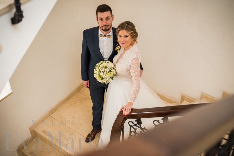 Spokojná nevesta vo svadobných šatách zo svadobného salónu EvaMária Sereď
