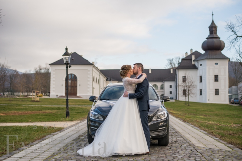 Spokojná nevesta vo svadobných šatách zo svadobného salónu EvaMária Sereď