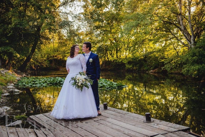 Spokojná nevesta vo svadobných šatách zo svadobného salónu EvaMária Sereď