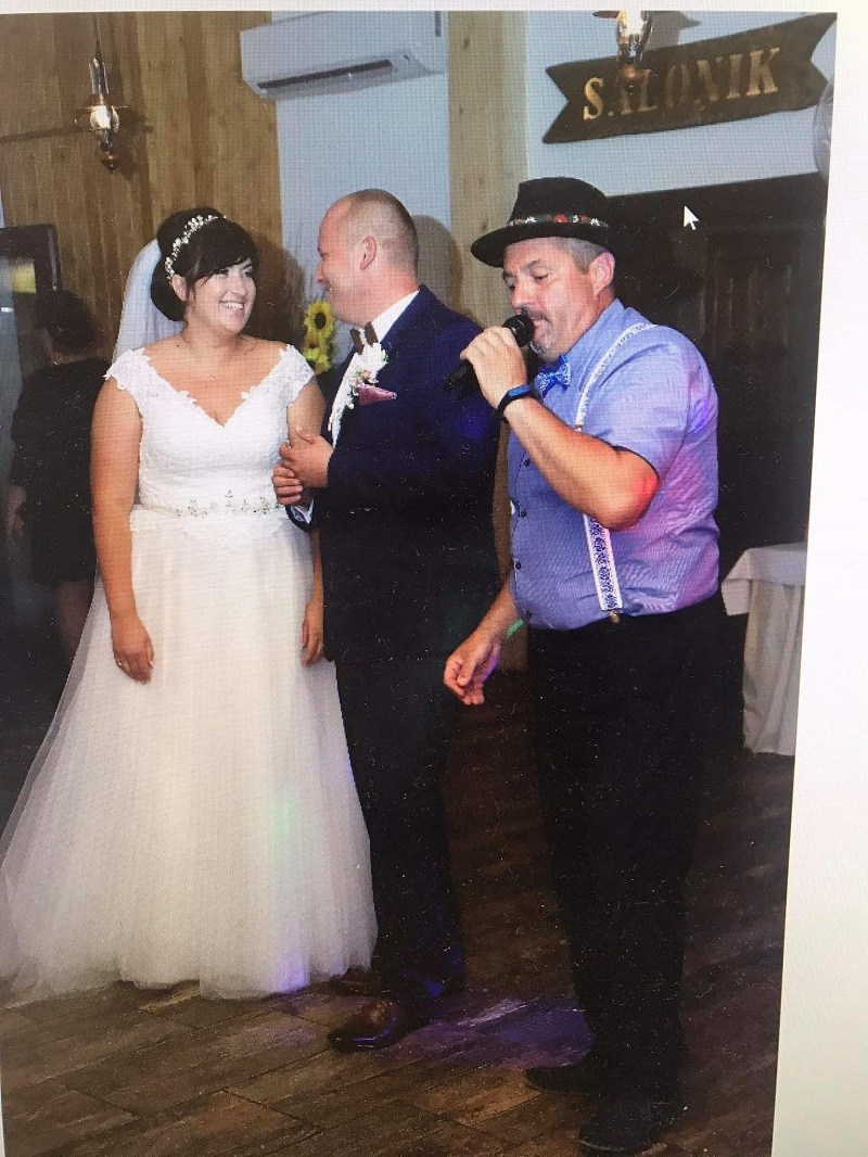 Spokojná nevesta vo svadobných šatách zo svadobného salónu EvaMária Sereď
