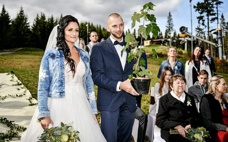 Spokojná nevesta vo svadobných šatách zo svadobného salónu EvaMária Sereď