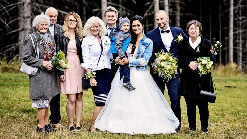 Spokojná nevesta vo svadobných šatách zo svadobného salónu EvaMária Sereď