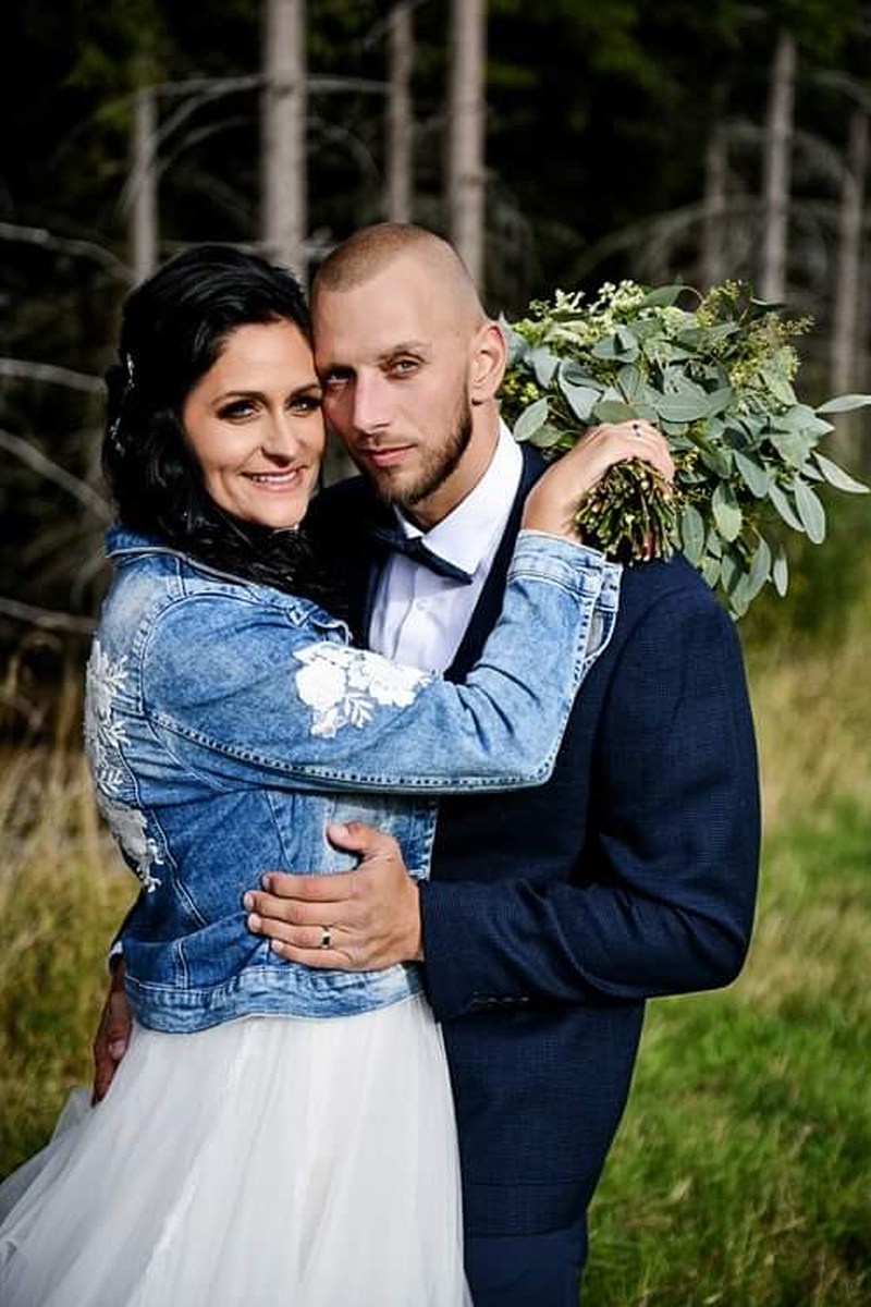 Spokojná nevesta vo svadobných šatách zo svadobného salónu EvaMária Sereď