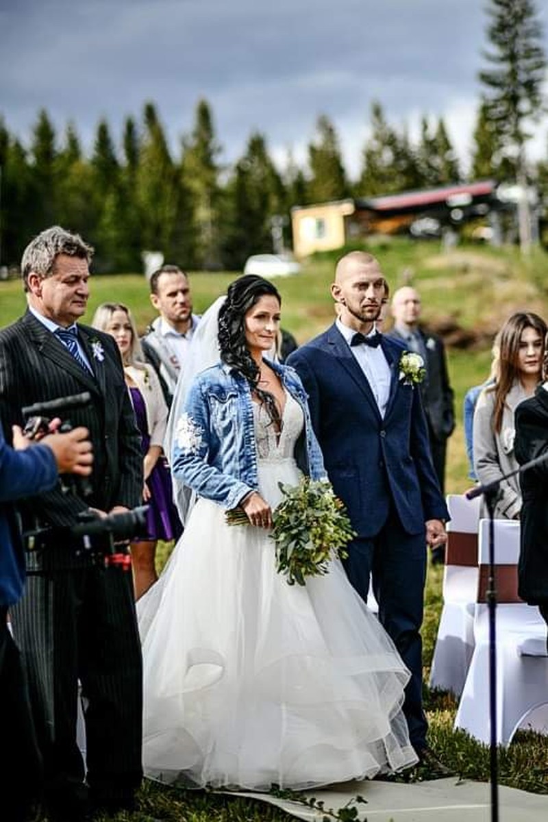 Spokojná nevesta vo svadobných šatách zo svadobného salónu EvaMária Sereď