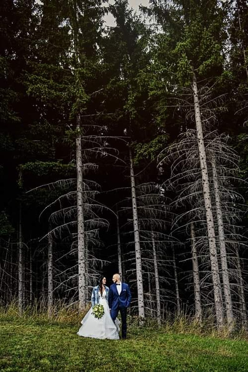 Spokojná nevesta vo svadobných šatách zo svadobného salónu EvaMária Sereď
