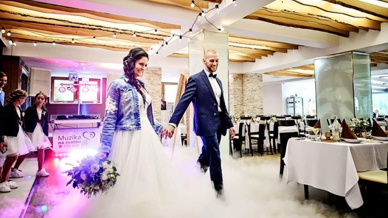Nádherná nevesta v šatách na mieru zo svadobného centra EvaMária Sereď