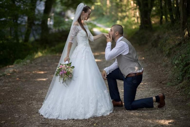 Spokojná nevesta vo svadobných šatách zo svadobného salónu EvaMária Sereď