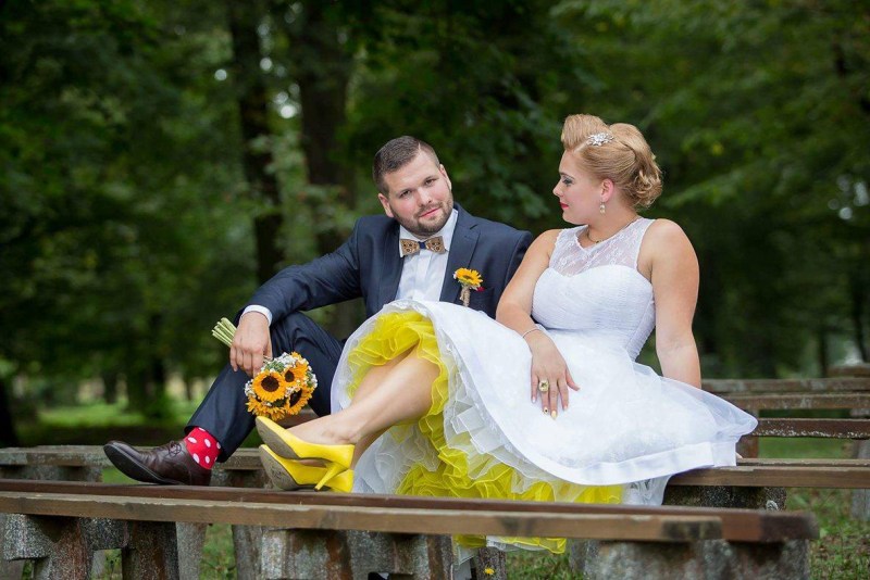 Spokojná nevesta vo svadobných šatách zo svadobného salónu EvaMária Sereď