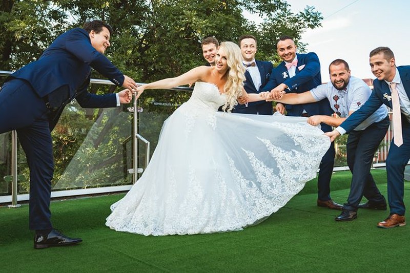 Spokojná nevesta vo svadobných šatách zo svadobného salónu EvaMária Sereď