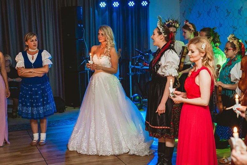 Spokojná nevesta vo svadobných šatách zo svadobného salónu EvaMária Sereď