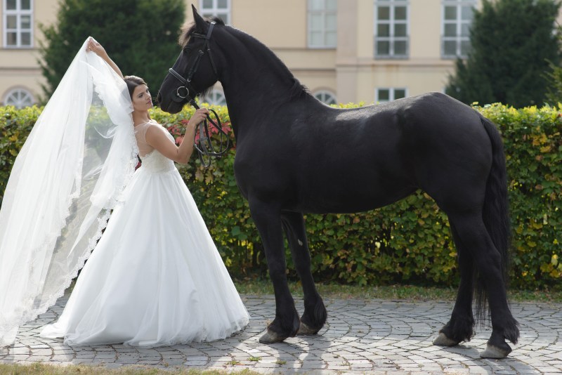 Spokojná nevesta vo svadobných šatách zo svadobného salónu EvaMária Sereď