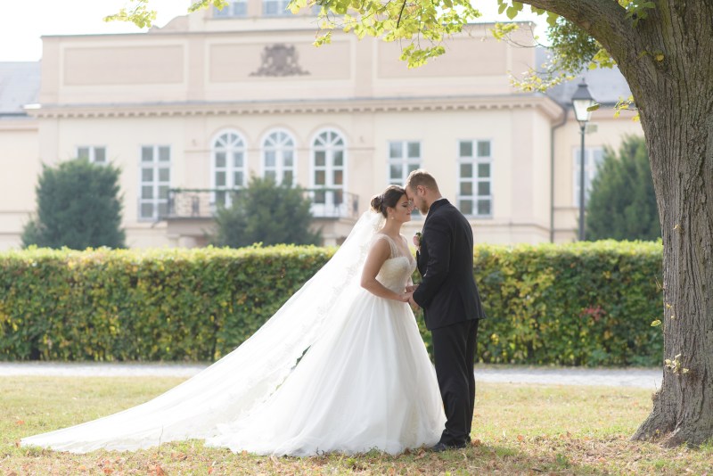 Spokojná nevesta vo svadobných šatách zo svadobného salónu EvaMária Sereď