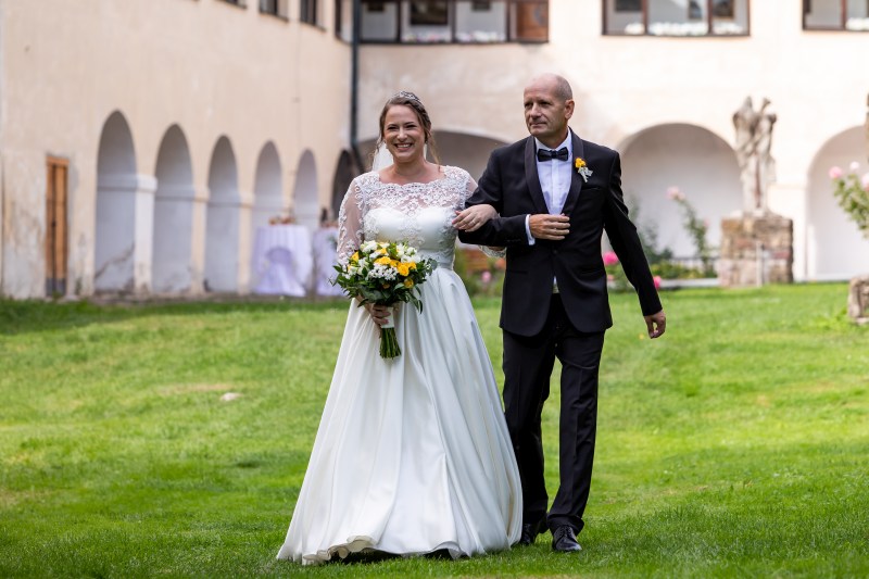 Nádherná nevesta v šatách na mieru zo svadobného centra EvaMária Sereď