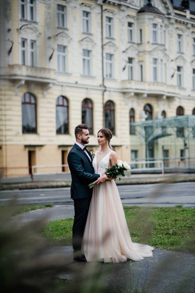 Nádherná nevesta v šatách na mieru zo svadobného centra EvaMária Sereď