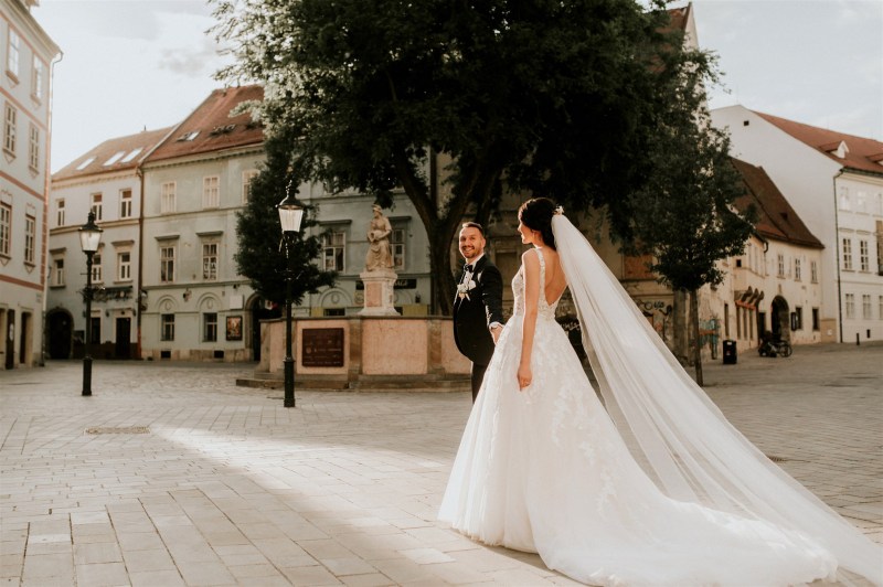 Nádherná nevesta v šatách na mieru zo svadobného centra EvaMária Sereď