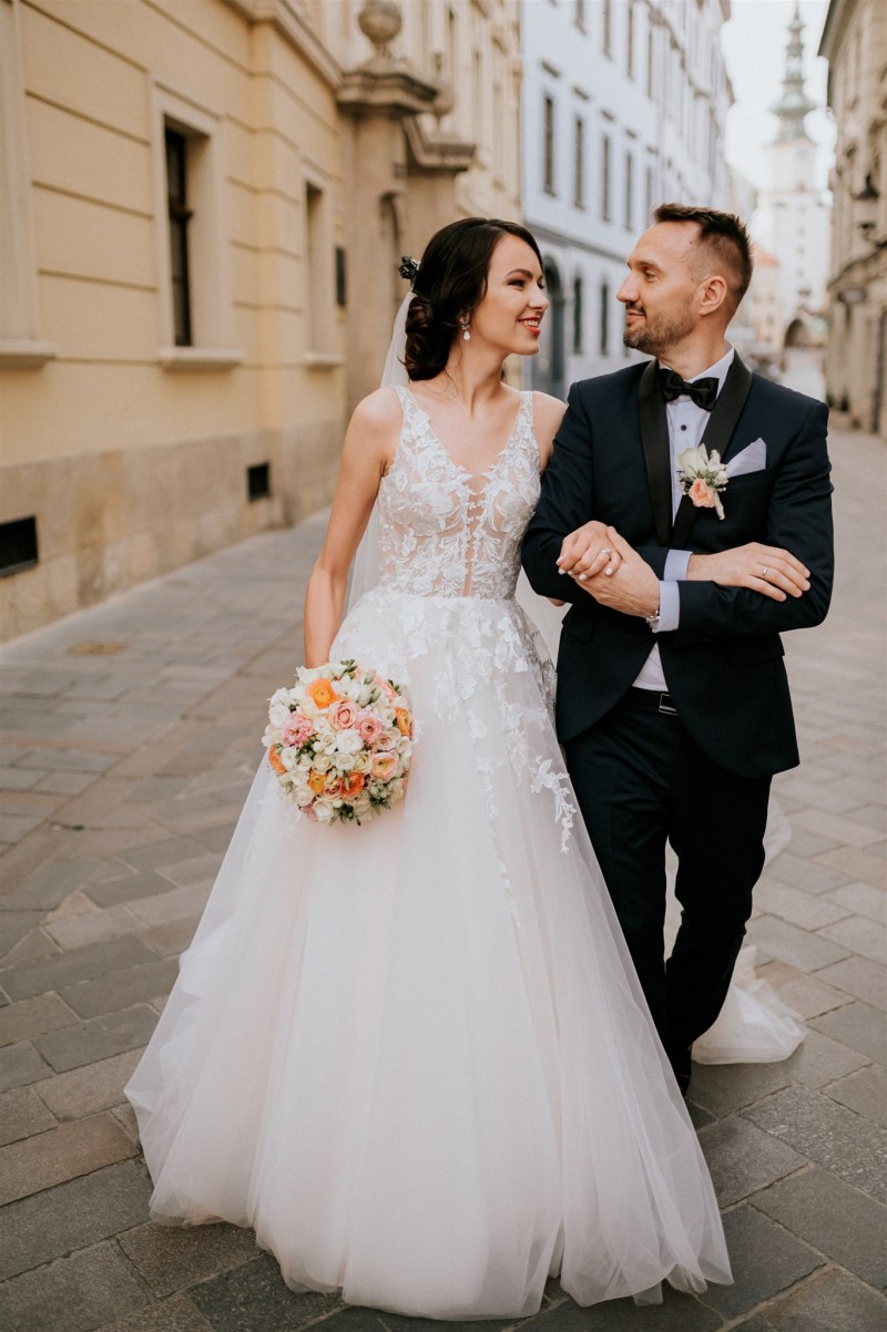 Nádherná nevesta v šatách na mieru zo svadobného centra EvaMária Sereď