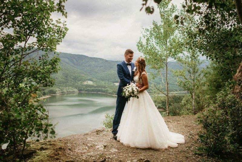 Nádherná nevesta v šatách na mieru zo svadobného centra EvaMária Sereď