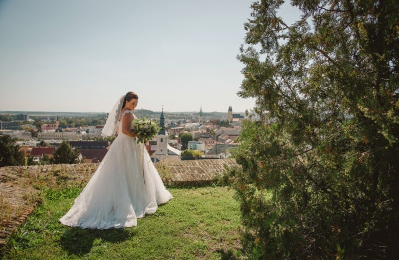 Nádherná nevesta v šatách na mieru zo svadobného centra EvaMária Sereď