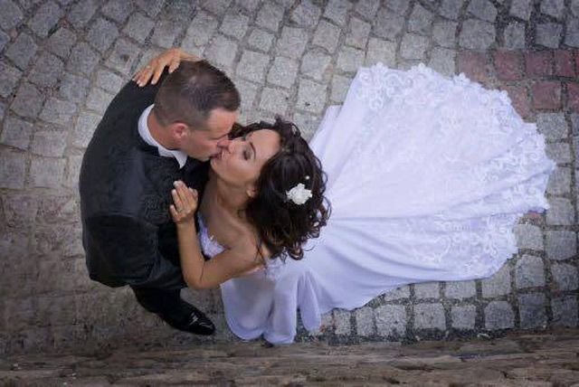 Nádherná nevesta vo svadobných šatách od španielskej návrhárky Tina Valerdi
