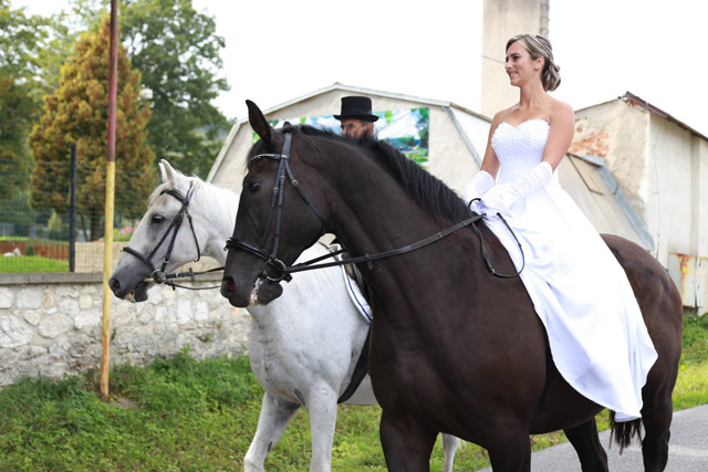 Nevesta na koni vo svadobných šatách zo salónu EvaMária